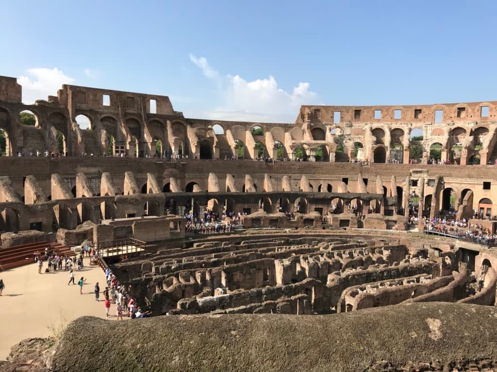 実際のコロッセオの中の写真です。なんか古代ローマに来たー！！って感じがしていい写真