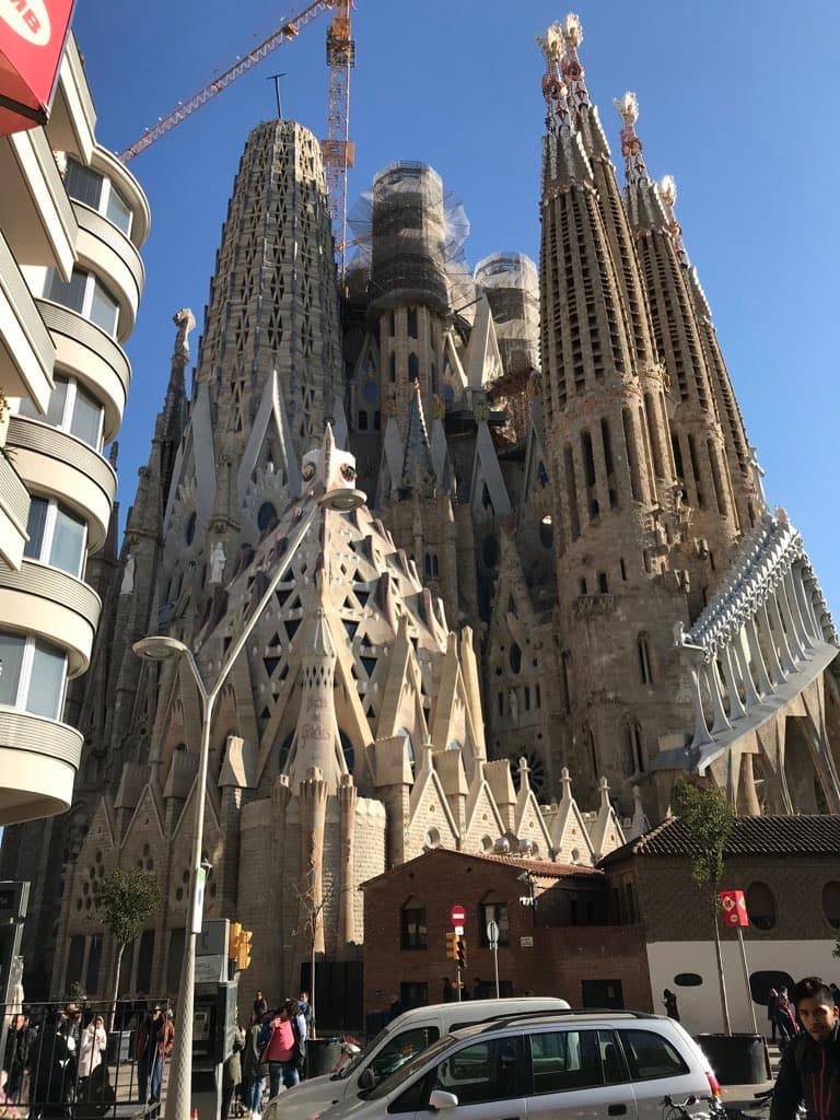 バルセロナの街を歩いていたら急に出てきた巨大な建築物。サクラダファミリア。正直、ここまで大きいと思っていませんでした。